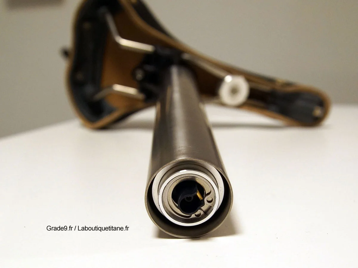 Intégration de la batterie Di2 dans la tige de selle